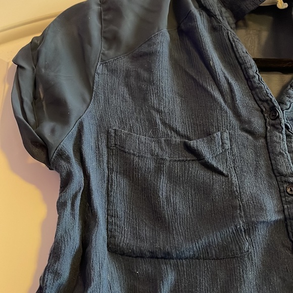 Abercrombie and Fitch Buttoned Shortsleeved Top - Picture 3 of 5